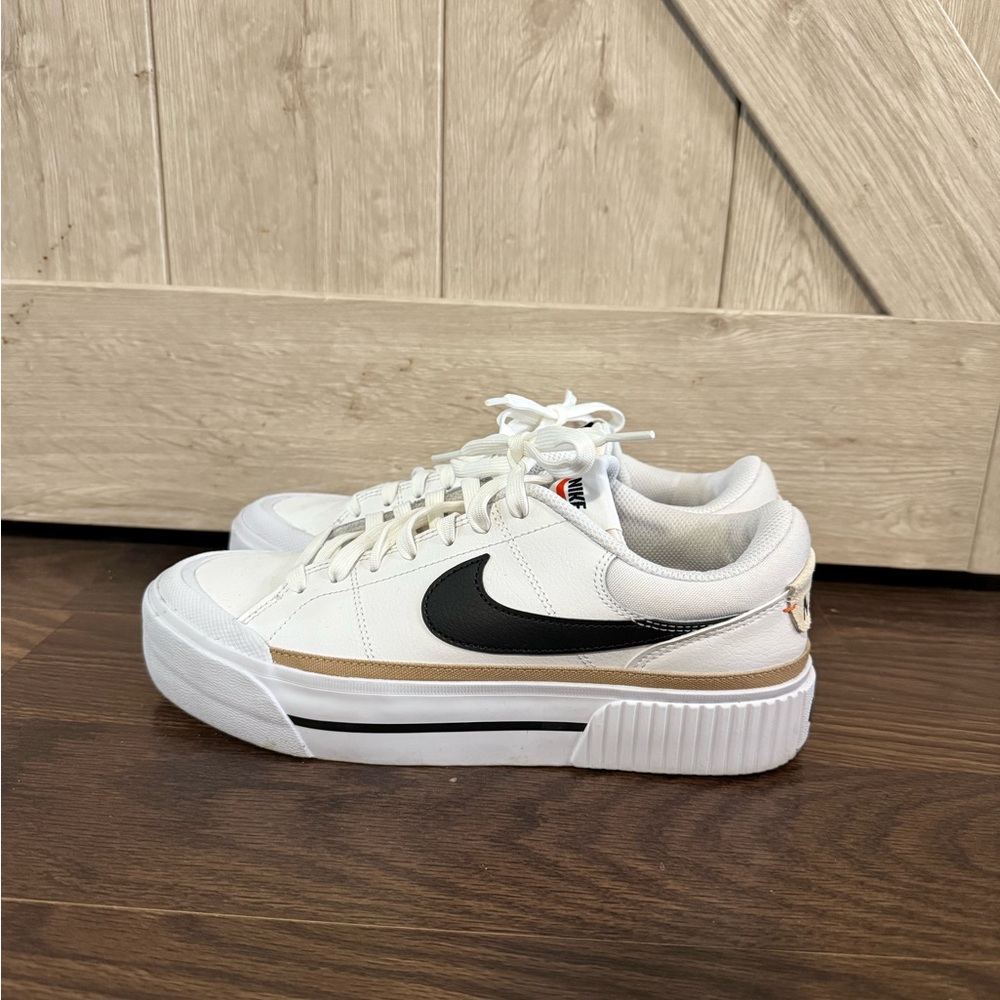 Nike Women's White and Black Sneakers